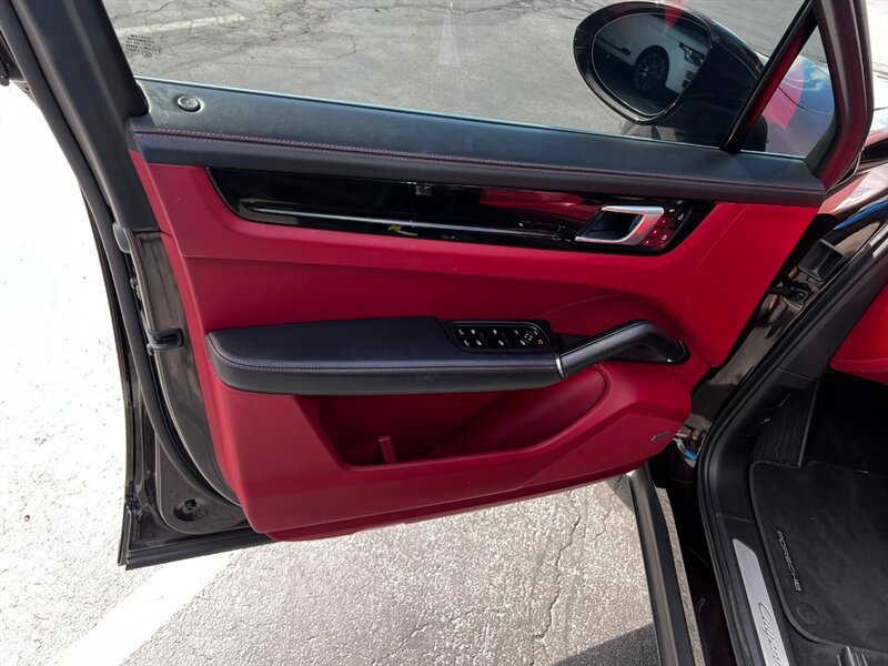Used 2020 Porsche Cayenne AWD/4WD image 18