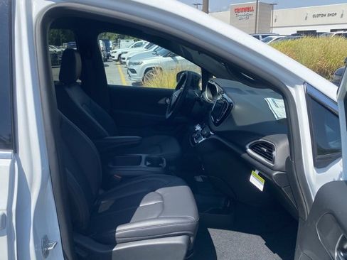 New 2026 Chrysler Voyager LX image 28