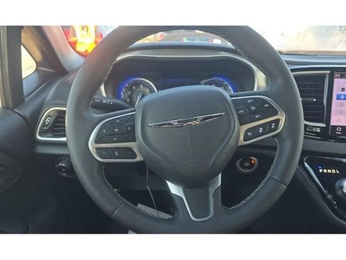 Used 2025 Chrysler Pacifica Select FWD image 7
