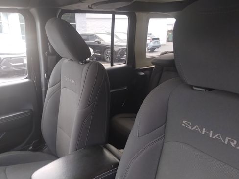 Used 2018 Jeep Wrangler Unlimited Sahara w/ Cold Weather Group image 14