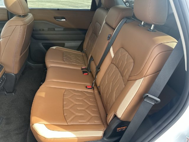 New 2026 Nissan Pathfinder Platinum w/ Accent Package AWD/4WD image 33