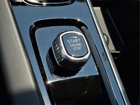 Certified 2025 Volvo XC60 B5 Plus image 21