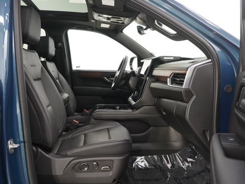 Used 2025 GMC Yukon XL Denali w/ Denali Reserve Package AWD/4WD image 11