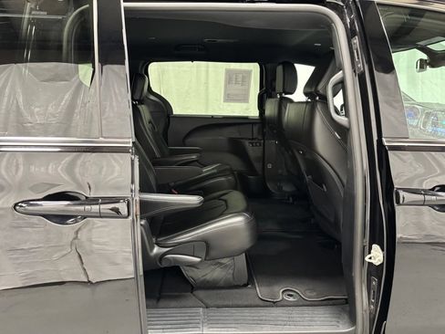 Used 2025 Chrysler Pacifica Select FWD image 47