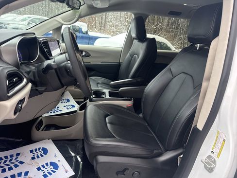 Used 2024 Chrysler Pacifica Select image 15