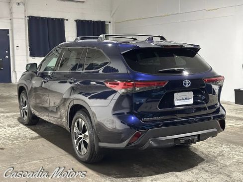 Used 2020 Toyota Highlander XLE AWD/4WD image 4