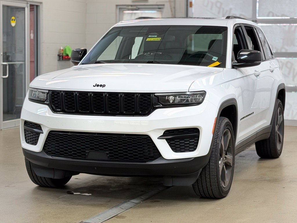 Used 2022 Jeep Grand Cherokee Altitude AWD/4WD image 3