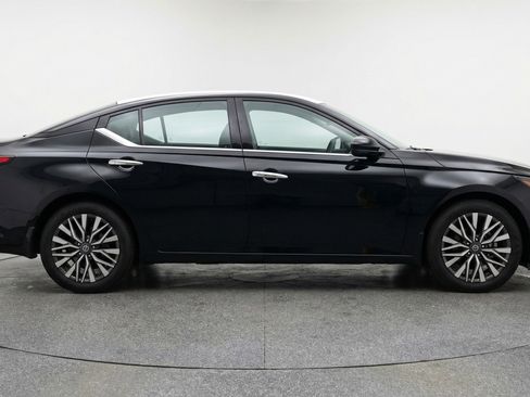 Used 2025 Nissan Altima 2.5 SV FWD image 11