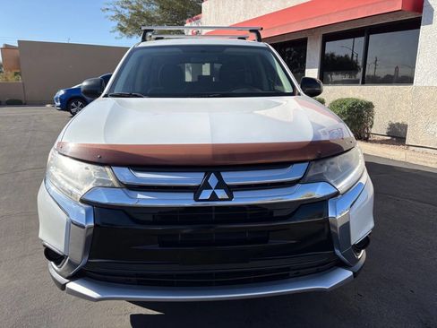 Used 2017 Mitsubishi Outlander ES image 2