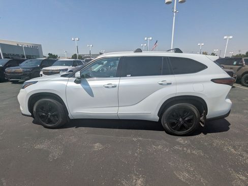 Used 2022 Toyota Highlander XLE AWD/4WD image 9