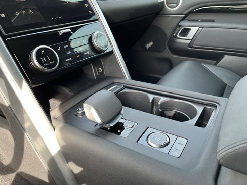 Used 2025 Land Rover Discovery S image 28