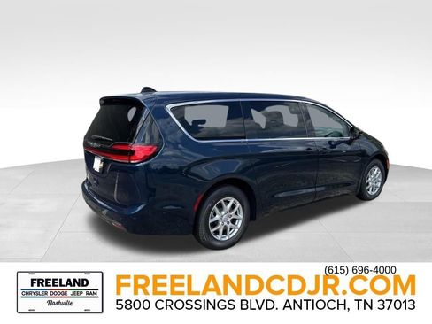 New 2025 Chrysler Pacifica Select image 7