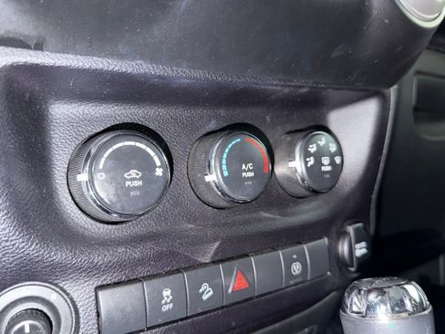 Used 2015 Jeep Wrangler Unlimited Rubicon w/ Connectivity Group AWD/4WD image 22