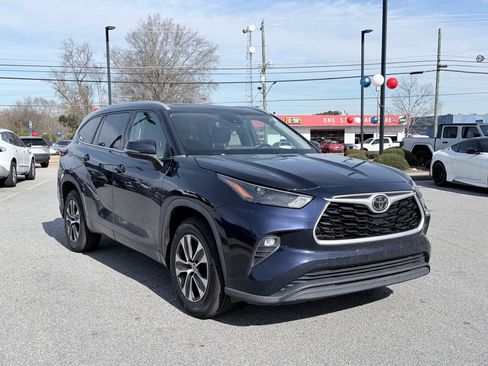 Used 2022 Toyota Highlander XLE image 2