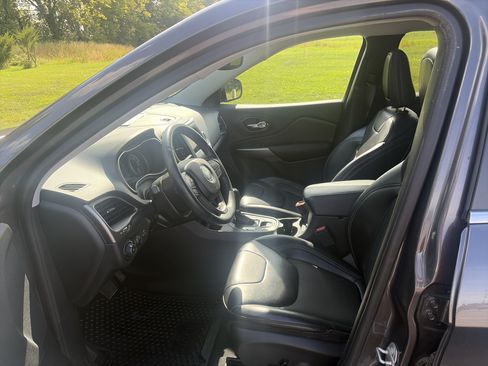 Used 2019 Jeep Cherokee Latitude Plus w/ Comfort/Convenience Group AWD/4WD image 14