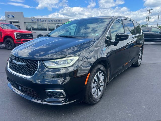 Used 2022 Chrysler Pacifica Touring-L w/ Uconnect Theater Family Group FWD image 3