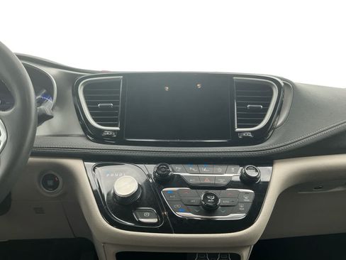 Used 2024 Chrysler Pacifica Touring-L FWD image 11