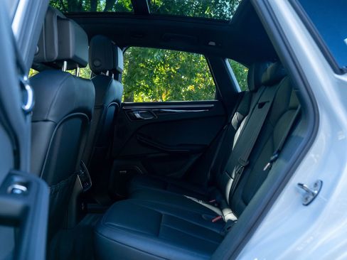 Certified 2025 Porsche Macan image 34