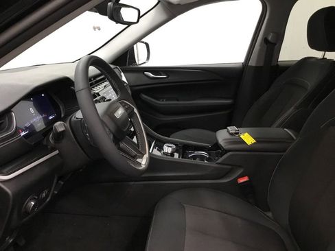 Used 2023 Jeep Grand Cherokee Laredo w/ Luxury Tech Group I AWD/4WD image 4