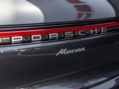 Certified 2023 Porsche Macan AWD/4WD image 17