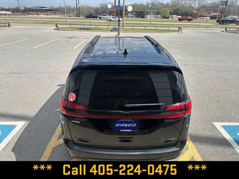 Used 2025 Chrysler Pacifica Limited FWD image 10