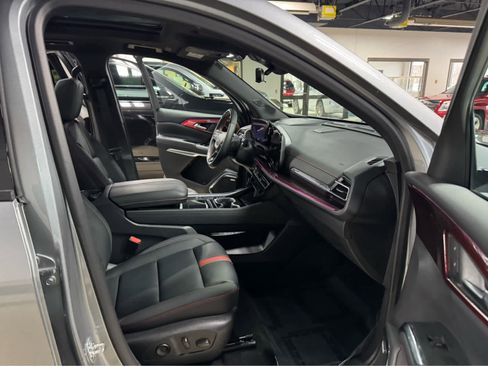 Certified 2025 Chevrolet Traverse RS image 11