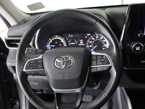 Used 2023 Toyota Highlander XLE AWD/4WD image 14