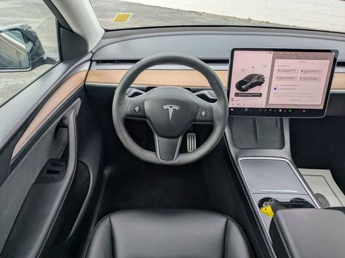 Used 2024 Tesla Model Y Performance image 18