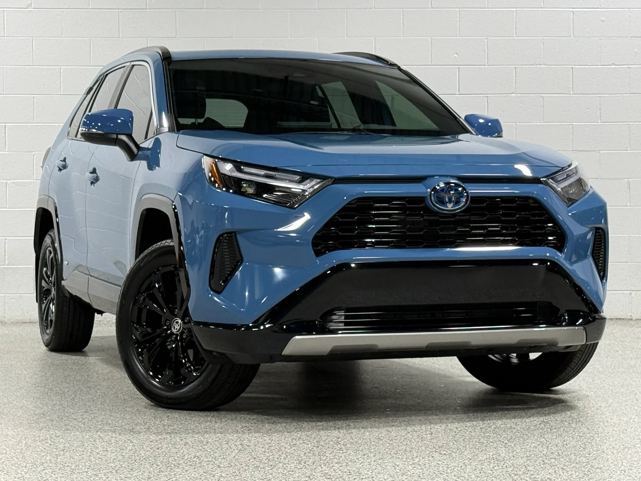 Used 2024 Toyota RAV4 SE w/ Convenience Package AWD/4WD image 4