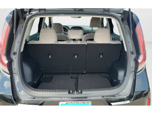 Used 2025 Kia Soul LX FWD image 9