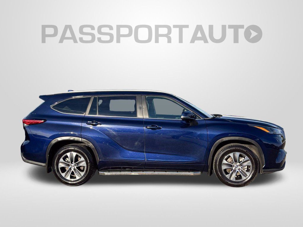 Used 2023 Toyota Highlander XLE AWD/4WD image 9