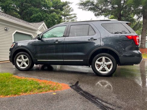 Used 2017 Ford Explorer XLT w/ Equipment Group 202A AWD/4WD image 11
