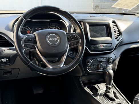 Certified 2019 Jeep Cherokee Latitude Plus FWD image 32