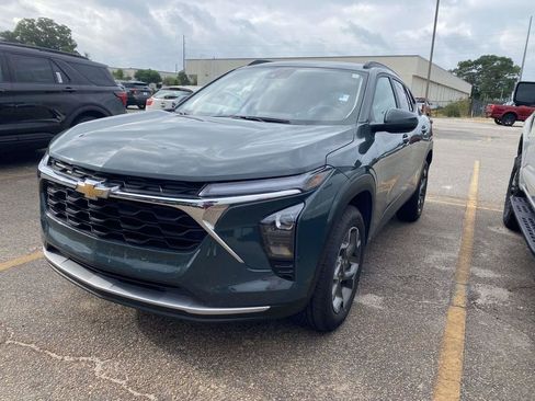 Used 2025 Chevrolet Trax LT FWD image 3