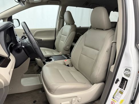 Used 2019 Toyota Sienna XLE FWD image 12