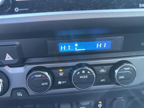 Used 2022 Toyota Tacoma TRD Sport image 16