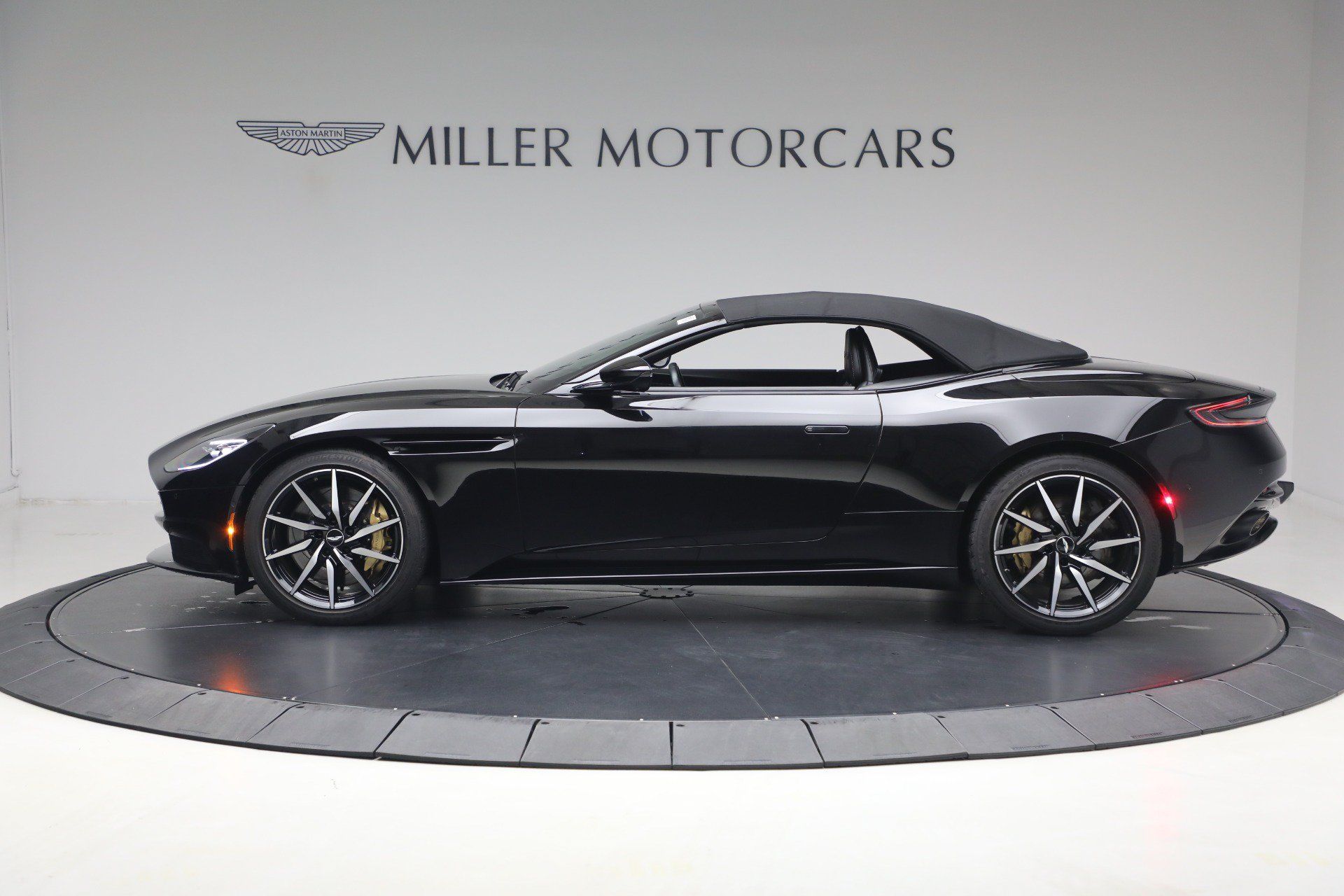 Used 2020 Aston Martin DB11 Volante RWD image 5