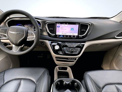 Used 2024 Chrysler Pacifica Touring-L image 16