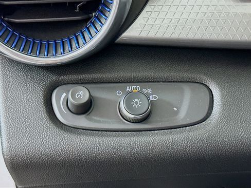 Used 2025 Chevrolet Trax LT w/ LT Convenience Package image 16