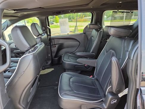 Used 2025 Chrysler Pacifica Limited FWD image 27
