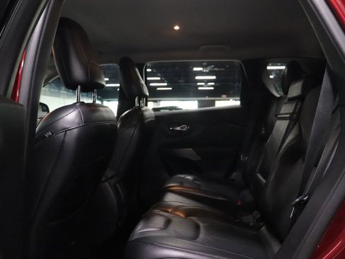 Used 2019 Jeep Cherokee Limited image 15