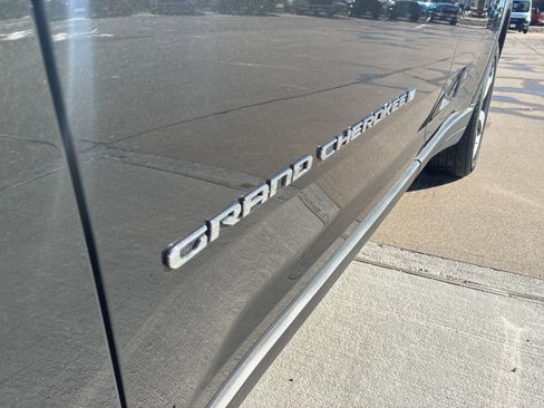 Used 2023 Jeep Grand Cherokee L Limited w/ Luxury Tech Group II image 13