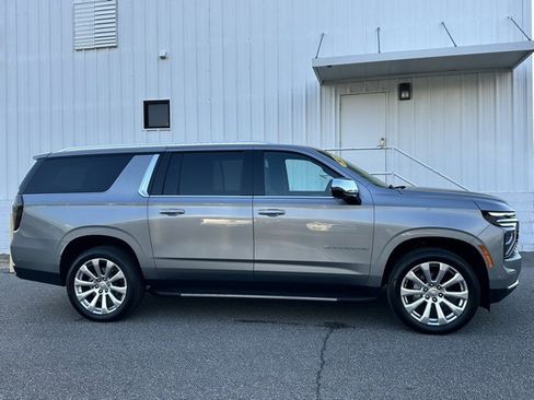 Used 2025 Chevrolet Suburban Premier image 32