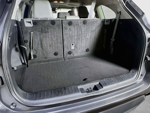 Used 2021 Toyota Highlander XLE AWD/4WD image 25