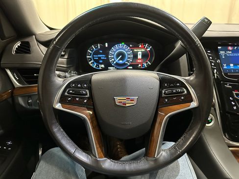 Used 2020 Cadillac Escalade Luxury image 32
