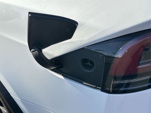 Used 2022 Tesla Model X image 9