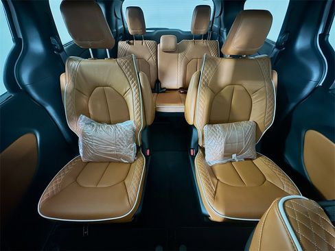 New 2026 Chrysler Pacifica Pinnacle image 10