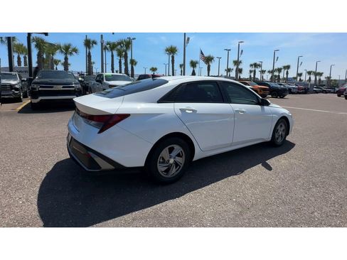Used 2025 Hyundai Elantra SE FWD image 2