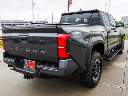 Certified 2025 Toyota Tacoma TRD Off-Road AWD/4WD image 8