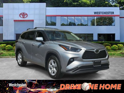 Used 2024 Toyota Highlander LE FWD image 1